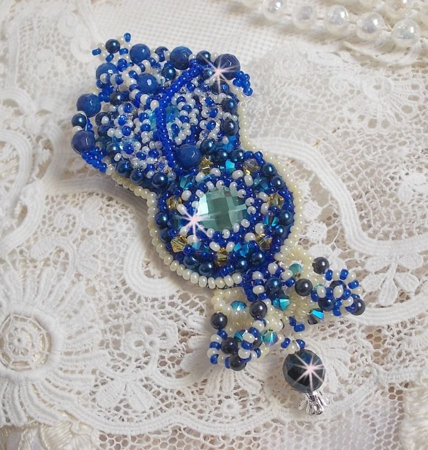 Broche Blue Palace Haute-Couture bordado con cristales de Swarovski, perlas redondas, facetas de cristal de bohemia y rocallas