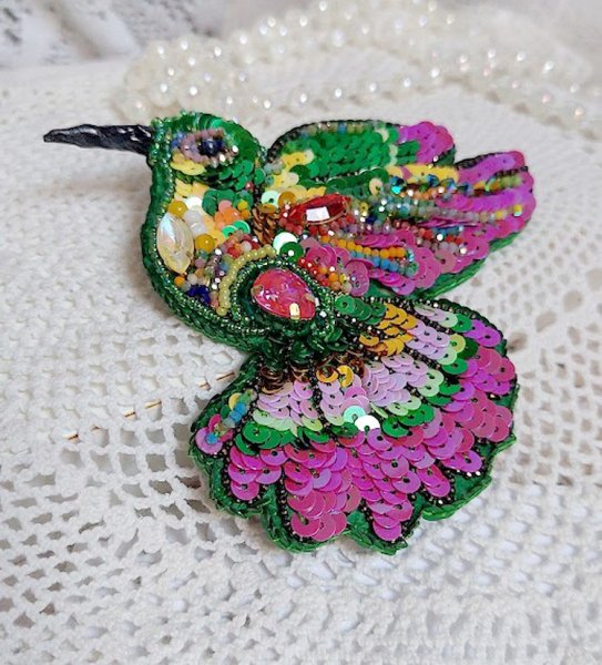 Broche Colibri Hibiscus brod&eacute;e avec sequins, perles verres et perles Cristal Swarovski