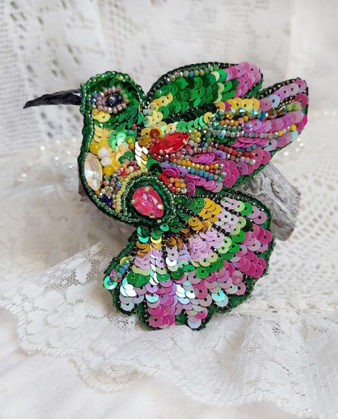 Broche Colibri Hibiscus brod&eacute;e avec sequins, perles verres et perles Cristal Swarovski