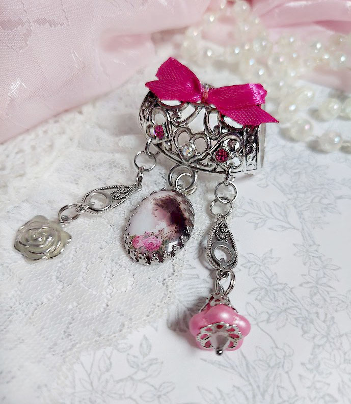 Broche Luna créée avec cabochon et clochette verre, pendentifs arabesques métal et perles cristal Swarovski