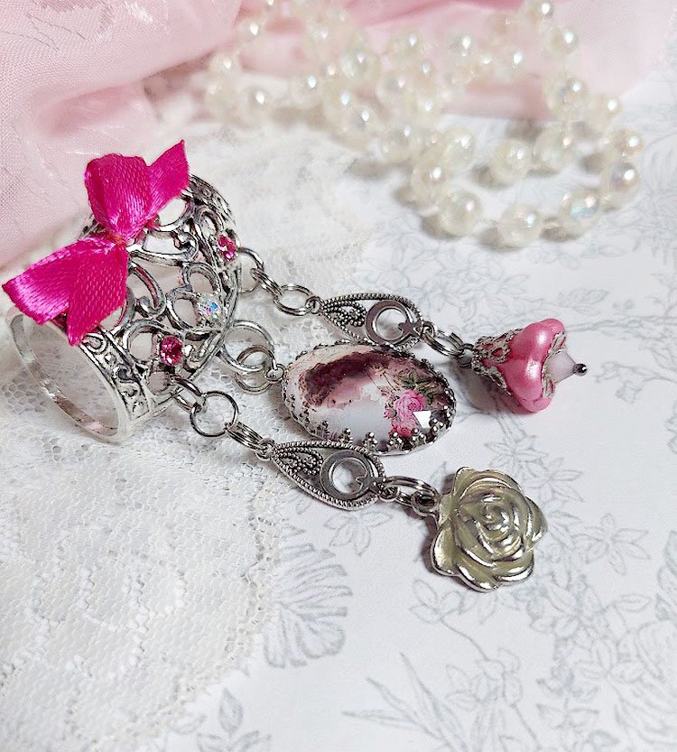 Broche Luna créée avec cabochon et clochette verre, pendentifs arabesques métal et perles cristal Swarovski