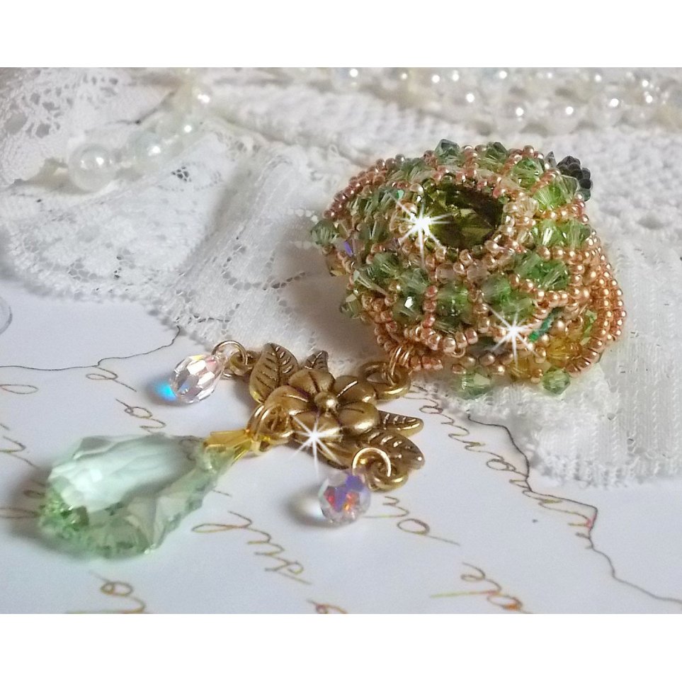 Broche Garden Party brodée avec des cristaux de Swarovski, un cabochon vert Olivine en verre de bohème des années 1960 et des rocailles