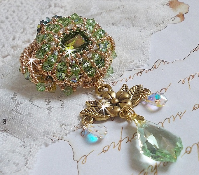 Broche Garden Party brod&eacute;e avec des cristaux de Swarovski, un cabochon vert Olivine en verre de boh&egrave;me des ann&eacute;es 1960 et des rocailles