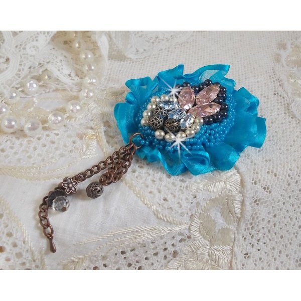 El broche Belle Epoque Haute-Couture est&aacute; bordado con cristales de Swarovski, perlas redondas, dijes, cinta y cuentas de rocalla