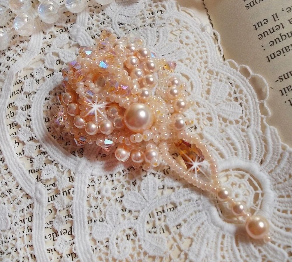 Broche Idylle Beauty bordado con cristales de Swarovski, perlas redondas y rocallas