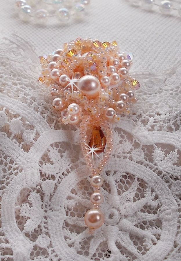 Broche Idylle Beauty bordado con cristales de Swarovski, perlas redondas y rocallas