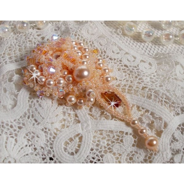 Broche Idylle Beauty bordado con cristales de Swarovski, perlas redondas y rocallas