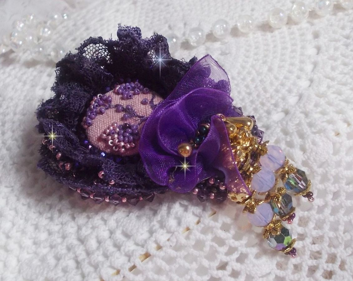 Broche romántico Lady bordado con encaje púrpura de los años 50, cristales, cuentas de semillas y cuentas de cristal