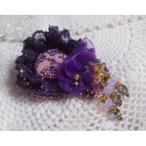 Broche rom&aacute;ntico Lady bordado con encaje p&uacute;rpura de los a&ntilde;os 50, cristales, cuentas de semillas y cuentas de cristal