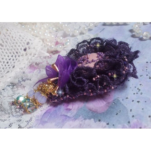 Broche rom&aacute;ntico Lady bordado con encaje p&uacute;rpura de los a&ntilde;os 50, cristales, cuentas de semillas y cuentas de cristal