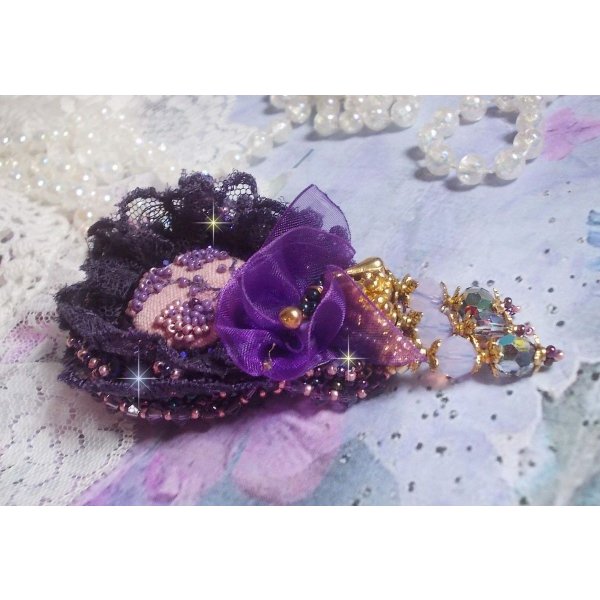 Broche rom&aacute;ntico Lady bordado con encaje p&uacute;rpura de los a&ntilde;os 50, cristales, cuentas de semillas y cuentas de cristal