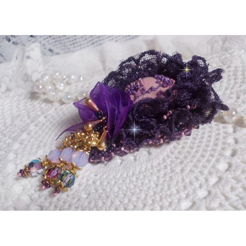 Broche romántico Lady bordado con encaje púrpura de los años 50, cristales, cuentas de semillas y cuentas de cristal