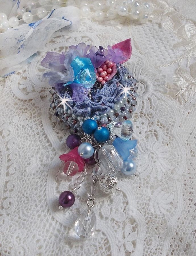 Broche de alta costura Mademoisellle Bluse bordado con cristales de Swarovski, perlas, flores de Lucite y preciosas cuentas de rocalla