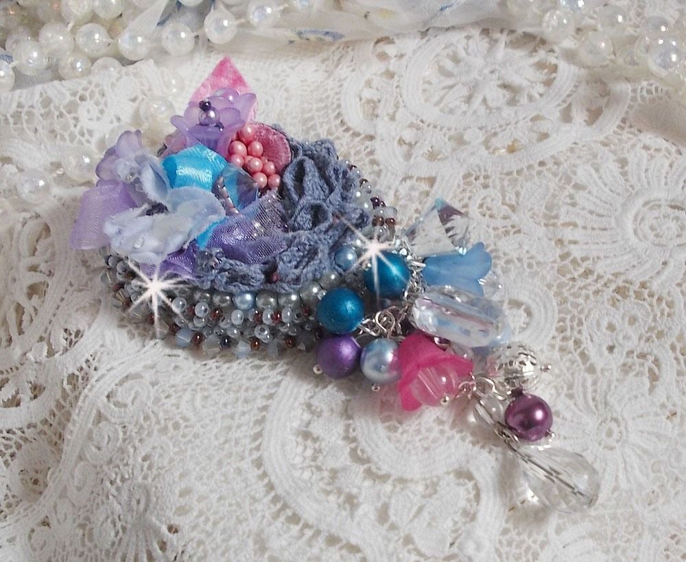 Broche de alta costura Mademoisellle Bluse bordado con cristales de Swarovski, perlas, flores de Lucite y preciosas cuentas de rocalla