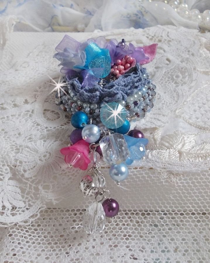 Broche de alta costura Mademoisellle Bluse bordado con cristales de Swarovski, perlas, flores de Lucite y preciosas cuentas de rocalla