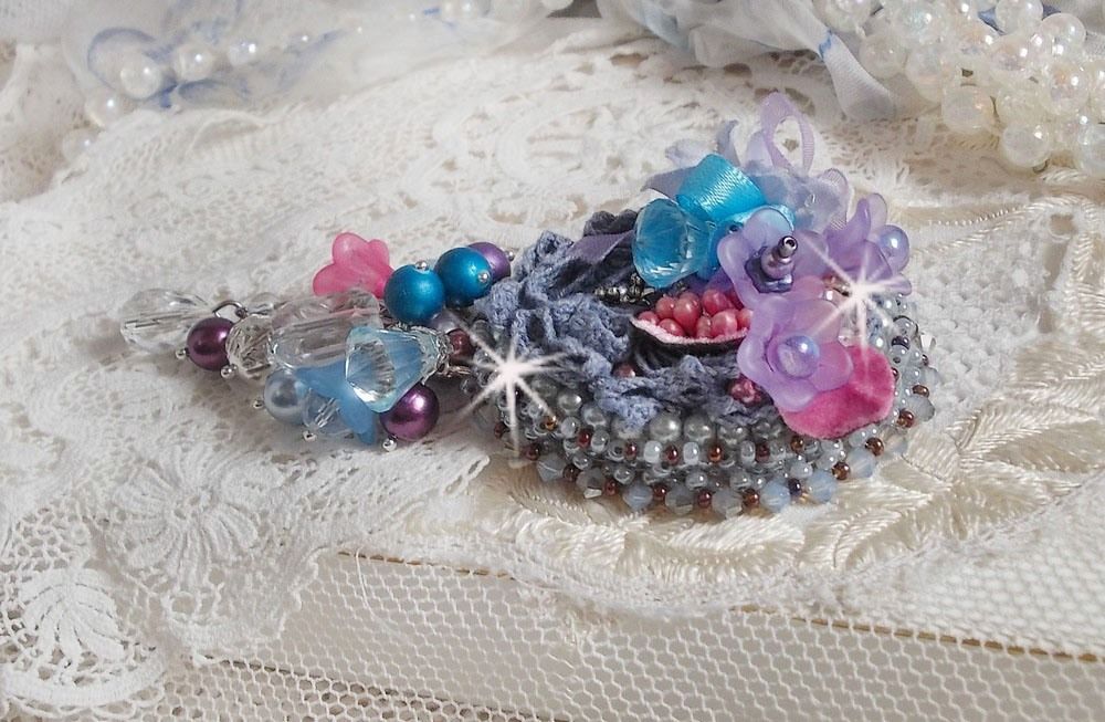 Broche de alta costura Mademoisellle Bluse bordado con cristales de Swarovski, perlas, flores de Lucite y preciosas cuentas de rocalla