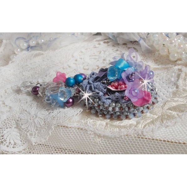 Broche de alta costura Mademoisellle Bluse bordado con cristales de Swarovski, perlas, flores de Lucite y preciosas cuentas de rocalla