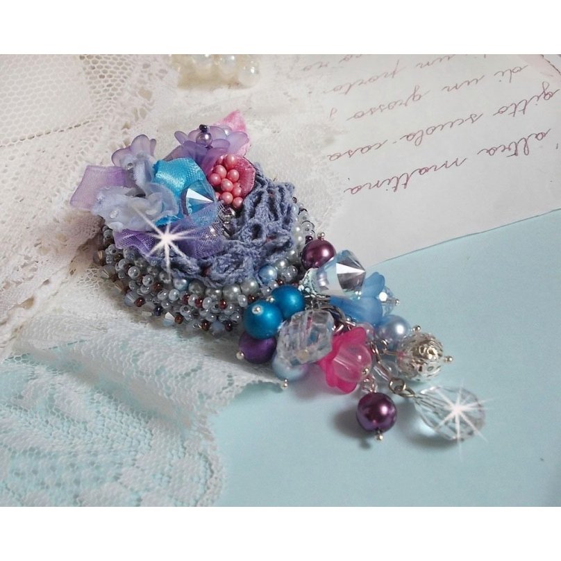 Broche de alta costura Mademoisellle Bluse bordado con cristales de Swarovski, perlas, flores de Lucite y preciosas cuentas de rocalla