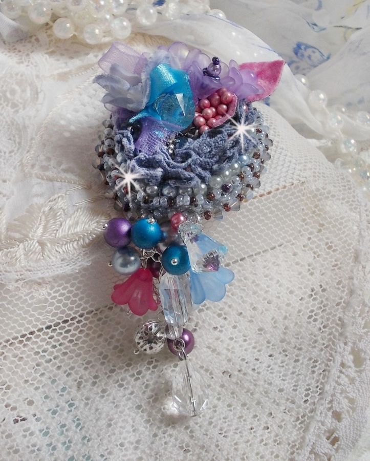 Broche de alta costura Mademoisellle Bluse bordado con cristales de Swarovski, perlas, flores de Lucite y preciosas cuentas de rocalla