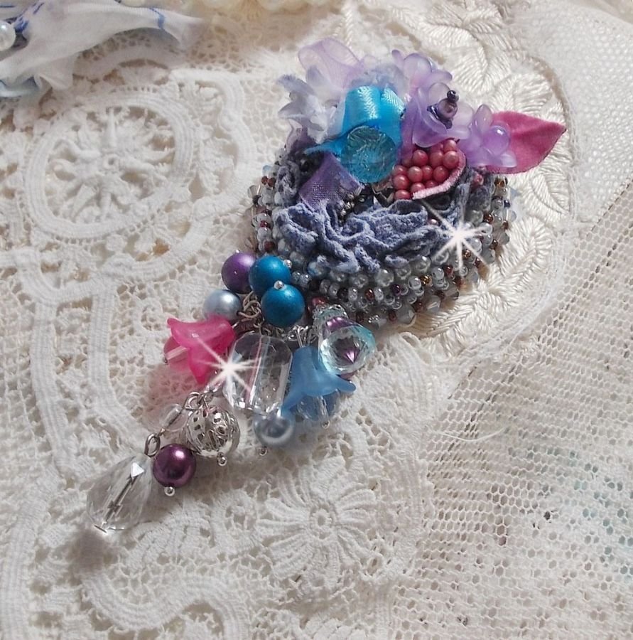 Broche de alta costura Mademoisellle Bluse bordado con cristales de Swarovski, perlas, flores de Lucite y preciosas cuentas de rocalla