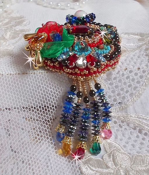Broche Mia Haute-Couture brod&eacute;e avec des Cristaux de Swarovski, un cabochon vintage des ann&eacute;es 1960, des fleurs Lucite, des perles rondes nacr&eacute;es et des rocailles, 