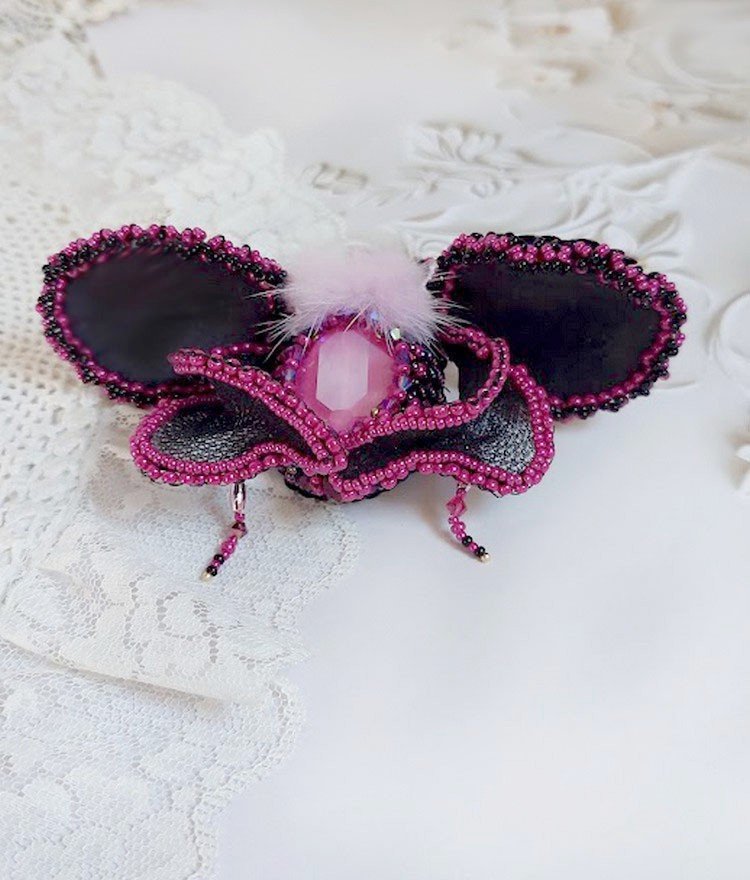 Broche Mouchi Rose Fuchsia et Noir brodée avec sequins, strass, perles verres, rocailles et perles cristal Swarovski