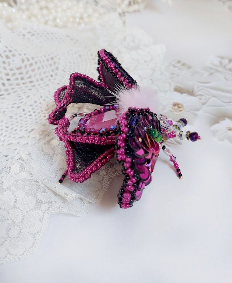 Broche Mouchi Rose Fuchsia et Noir brodée avec sequins, strass, perles verres, rocailles et perles cristal Swarovski