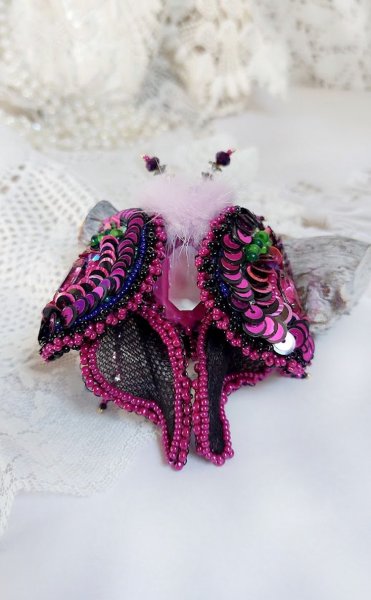 Broche Mouchi Rose Fuchsia et Noir brod&eacute;e avec sequins, strass, perles verres, rocailles et perles cristal Swarovski
