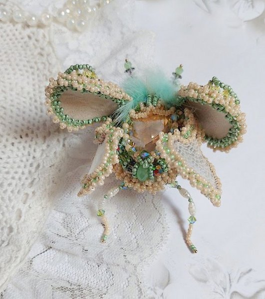 Broche Mouchon Terra Caramel brod&eacute; avec perles verres, sequins, dentelle et perles cristal Swarovski.