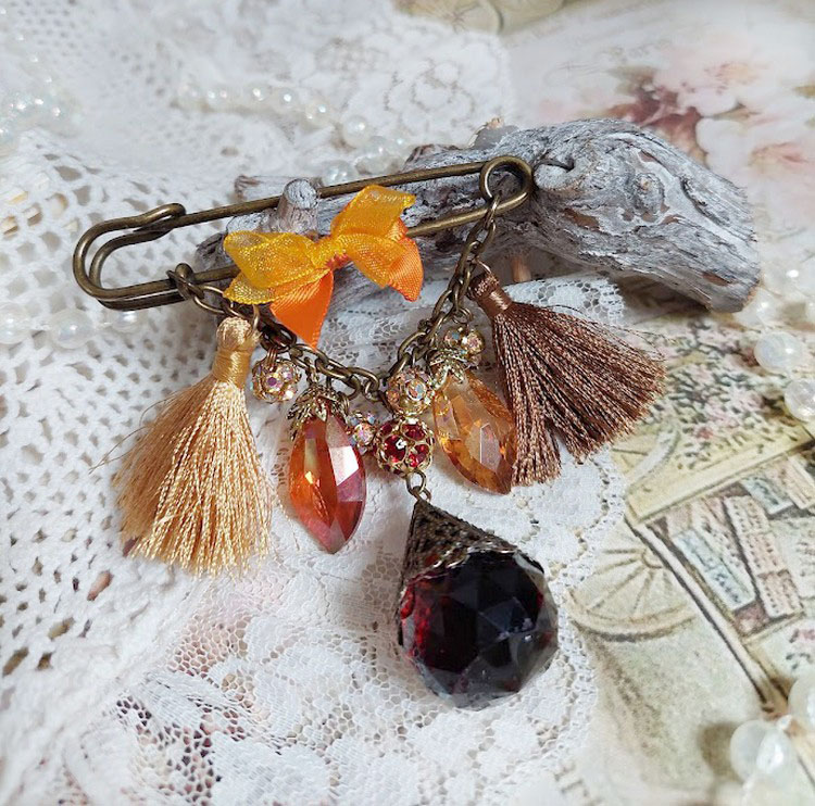 Broche Méline des Bois épingle créée avec rondes strass, pompons, gouttes verre, chaîne et boule de bohème en verre