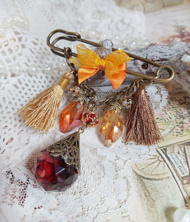Broche Méline des Bois épingle créée avec rondes strass, pompons, gouttes verre, chaîne et boule de bohème en verre