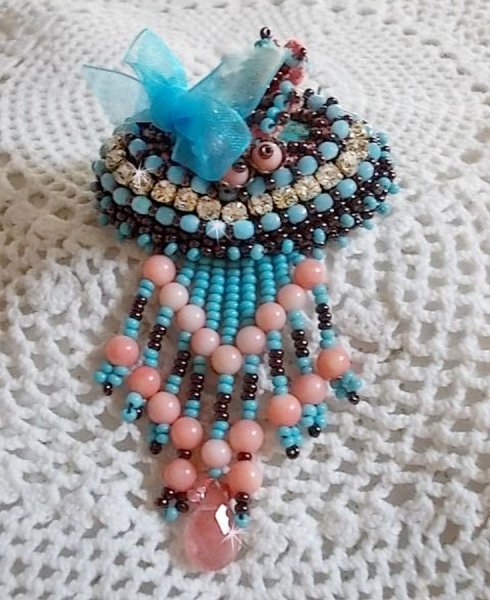 Broche de n&aacute;yade bordado con cuentas de piedras preciosas (turquesa y coral), cristales, cuero de vaca y cuentas de semillas