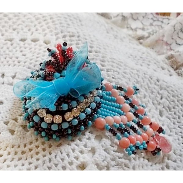 Broche de n&aacute;yade bordado con cuentas de piedras preciosas (turquesa y coral), cristales, cuero de vaca y cuentas de semillas