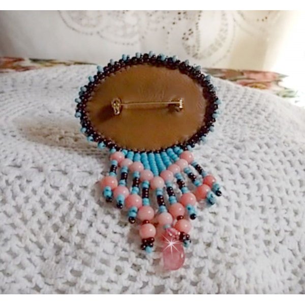 Broche de n&aacute;yade bordado con cuentas de piedras preciosas (turquesa y coral), cristales, cuero de vaca y cuentas de semillas