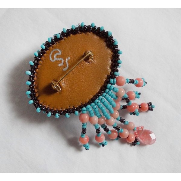 Broche de n&aacute;yade bordado con cuentas de piedras preciosas (turquesa y coral), cristales, cuero de vaca y cuentas de semillas