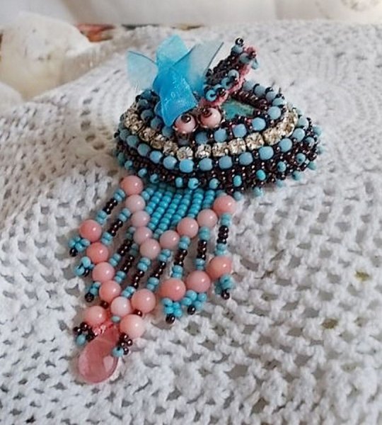 Broche de n&aacute;yade bordado con cuentas de piedras preciosas (turquesa y coral), cristales, cuero de vaca y cuentas de semillas