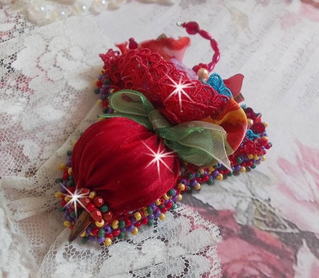 Broche Paraguas Rubí bordado con cinta de seda roja, cristales de Swarovski, flores de Lucite, cuentas de cristal de Bohemia y rocallas