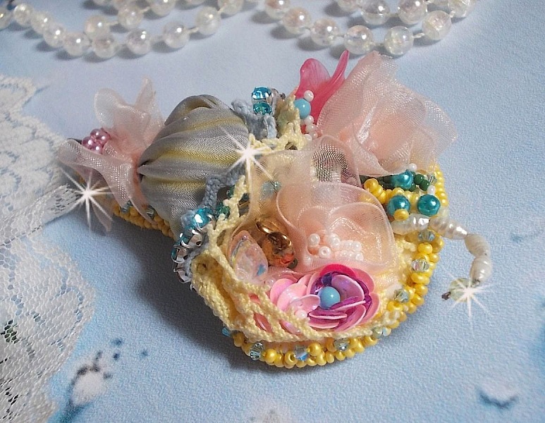 Broche flor paraguas bordado con cinta de seda gris/amarilla, cristales de Swarovski, flores de Lucite, cuentas de n&aacute;car, encaje y rocallas