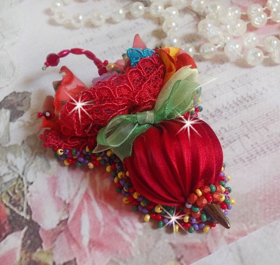 Broche Paraguas Rubí bordado con cinta de seda roja, cristales de Swarovski, flores de Lucite, cuentas de cristal de Bohemia y rocallas