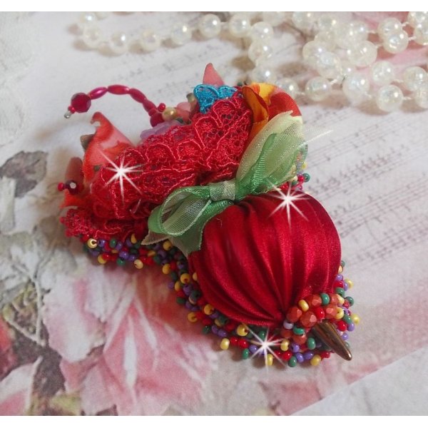 Broche Paraguas Rub&iacute; bordado con cinta de seda roja, cristales de Swarovski, flores de Lucite, cuentas de cristal de Bohemia y rocallas