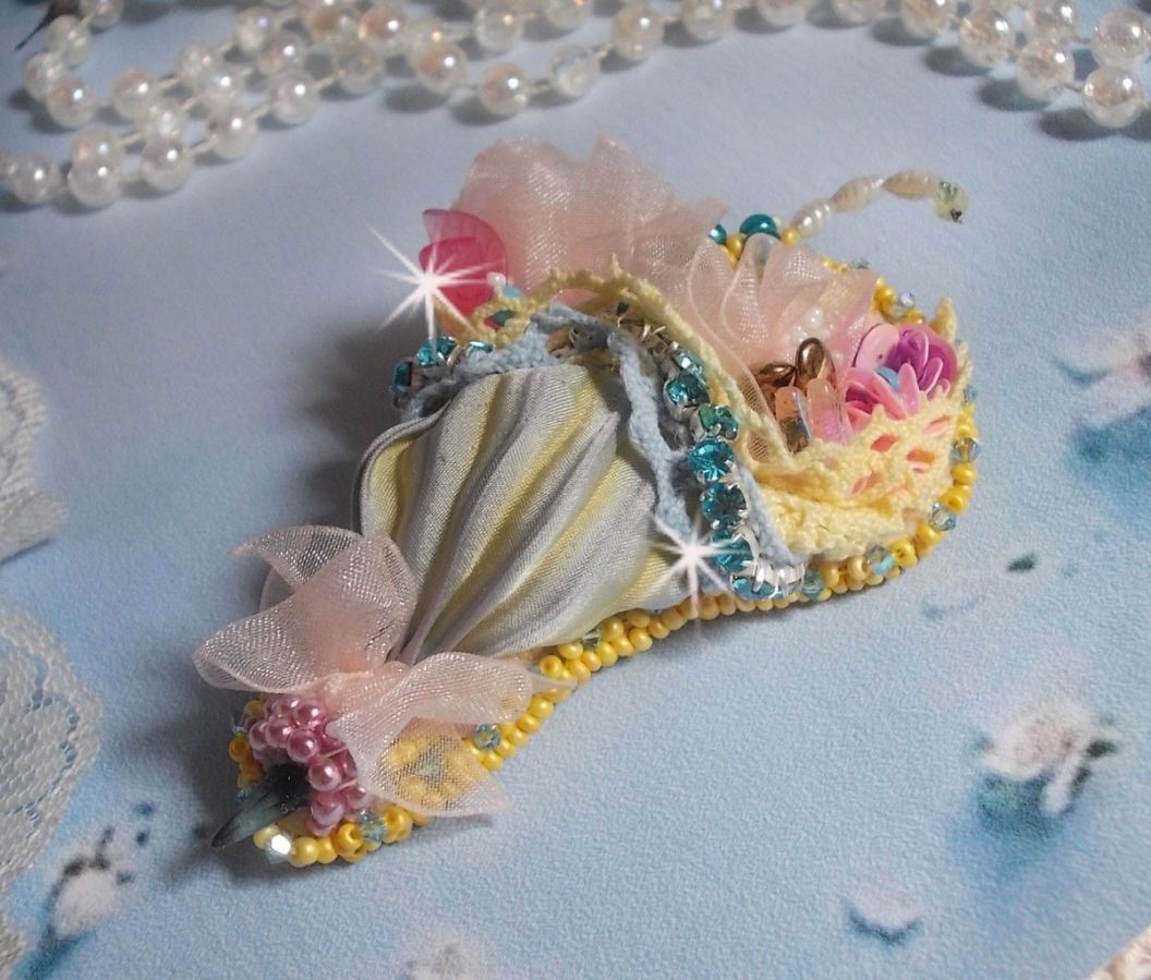 Broche flor paraguas bordado con cinta de seda gris/amarilla, cristales de Swarovski, flores de Lucite, cuentas de nácar, encaje y rocallas