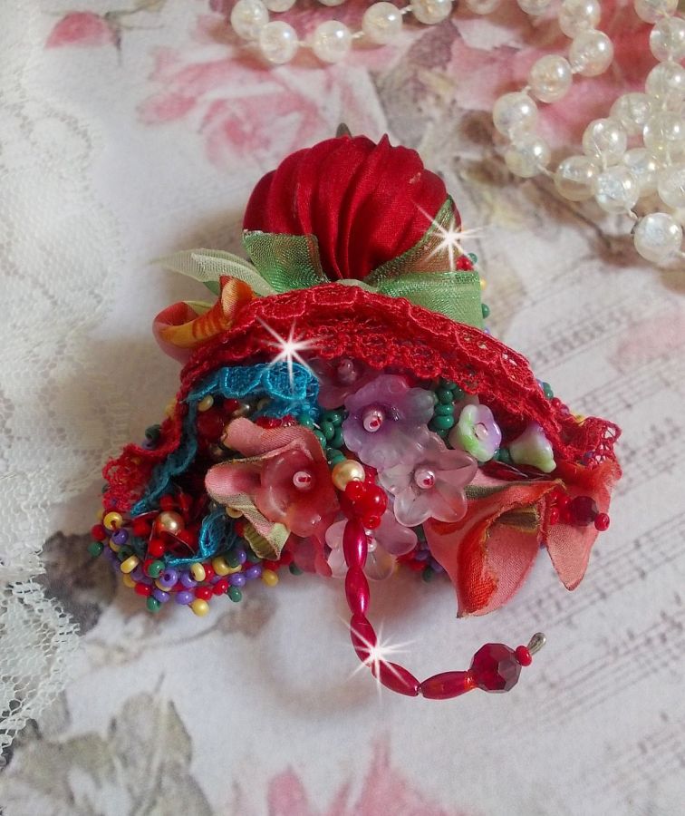 Broche Paraguas Rubí bordado con cinta de seda roja, cristales de Swarovski, flores de Lucite, cuentas de cristal de Bohemia y rocallas