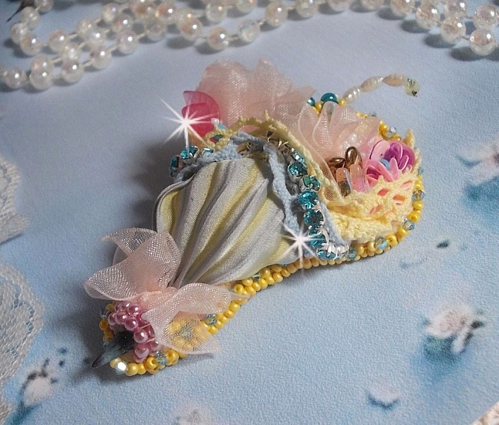 Broche flor paraguas bordado con cinta de seda gris/amarilla, cristales de Swarovski, flores de Lucite, cuentas de n&aacute;car, encaje y rocallas