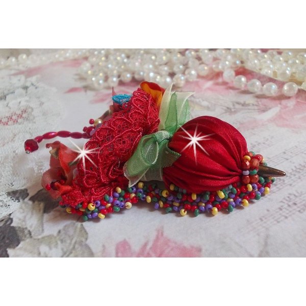 Broche Paraguas Rub&iacute; bordado con cinta de seda roja, cristales de Swarovski, flores de Lucite, cuentas de cristal de Bohemia y rocallas