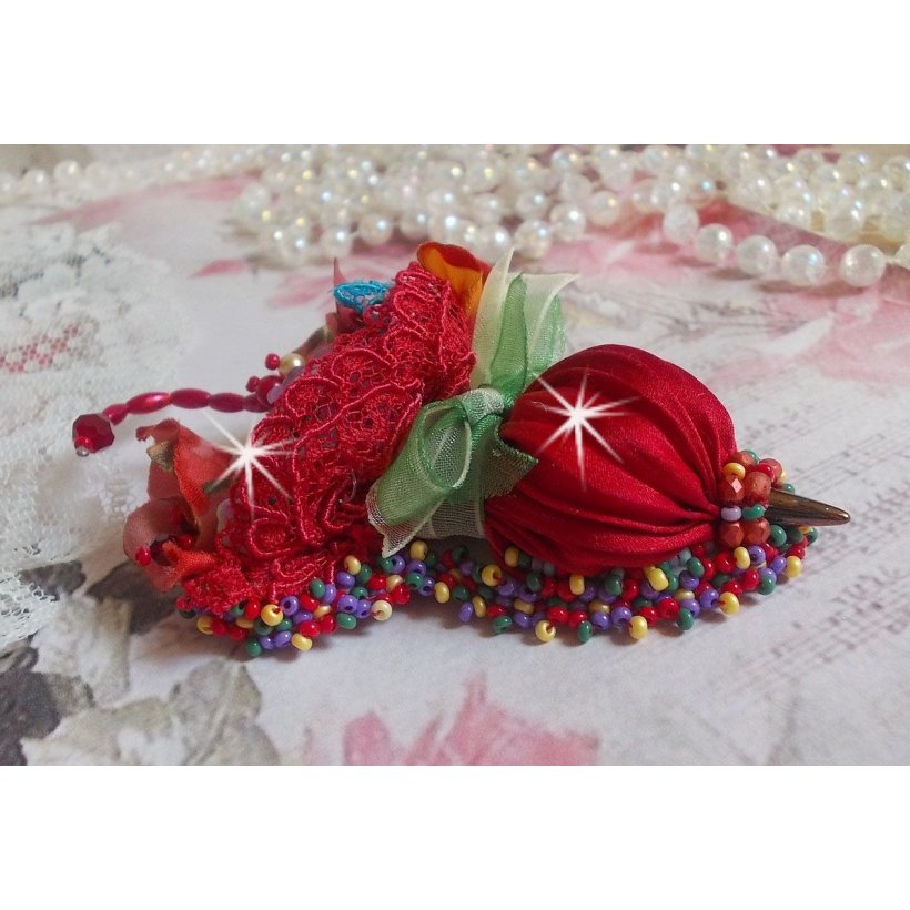 Broche Paraguas Rubí bordado con cinta de seda roja, cristales de Swarovski, flores de Lucite, cuentas de cristal de Bohemia y rocallas