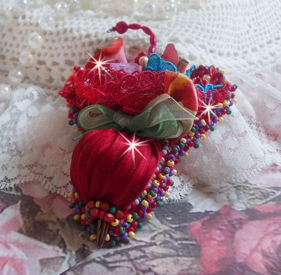 Broche Paraguas Rubí bordado con cinta de seda roja, cristales de Swarovski, flores de Lucite, cuentas de cristal de Bohemia y rocallas