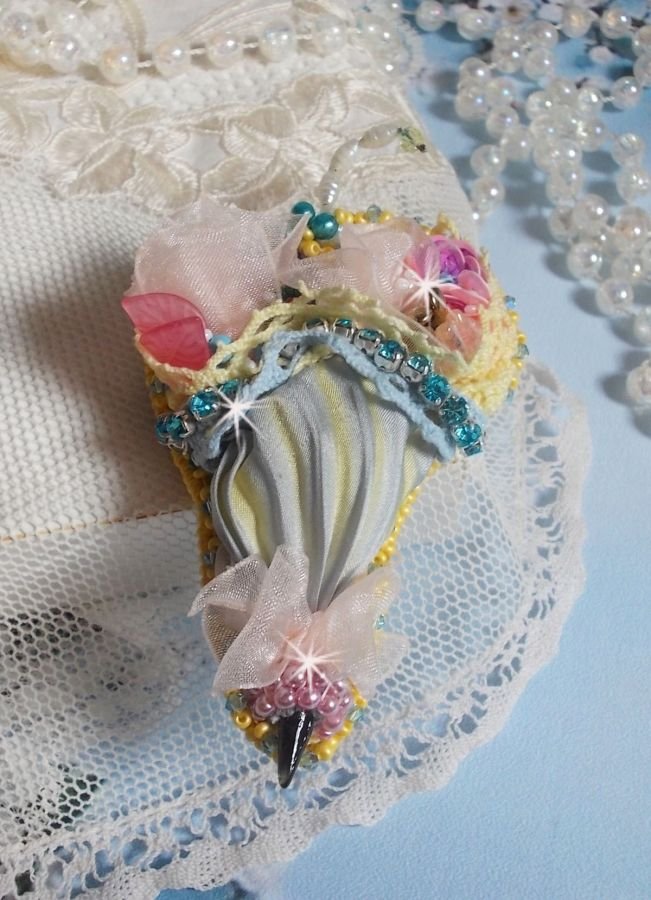 Broche flor paraguas bordado con cinta de seda gris/amarilla, cristales de Swarovski, flores de Lucite, cuentas de nácar, encaje y rocallas