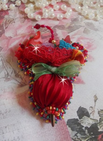 Broche Paraguas Rub&iacute; bordado con cinta de seda roja, cristales de Swarovski, flores de Lucite, cuentas de cristal de Bohemia y rocallas