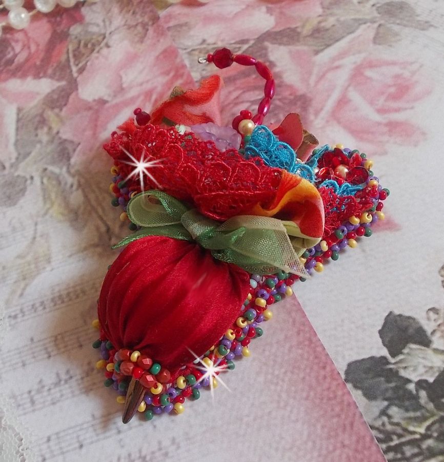 Broche Paraguas Rubí bordado con cinta de seda roja, cristales de Swarovski, flores de Lucite, cuentas de cristal de Bohemia y rocallas