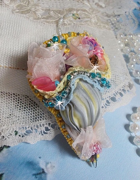 Broche flor paraguas bordado con cinta de seda gris/amarilla, cristales de Swarovski, flores de Lucite, cuentas de n&aacute;car, encaje y rocallas